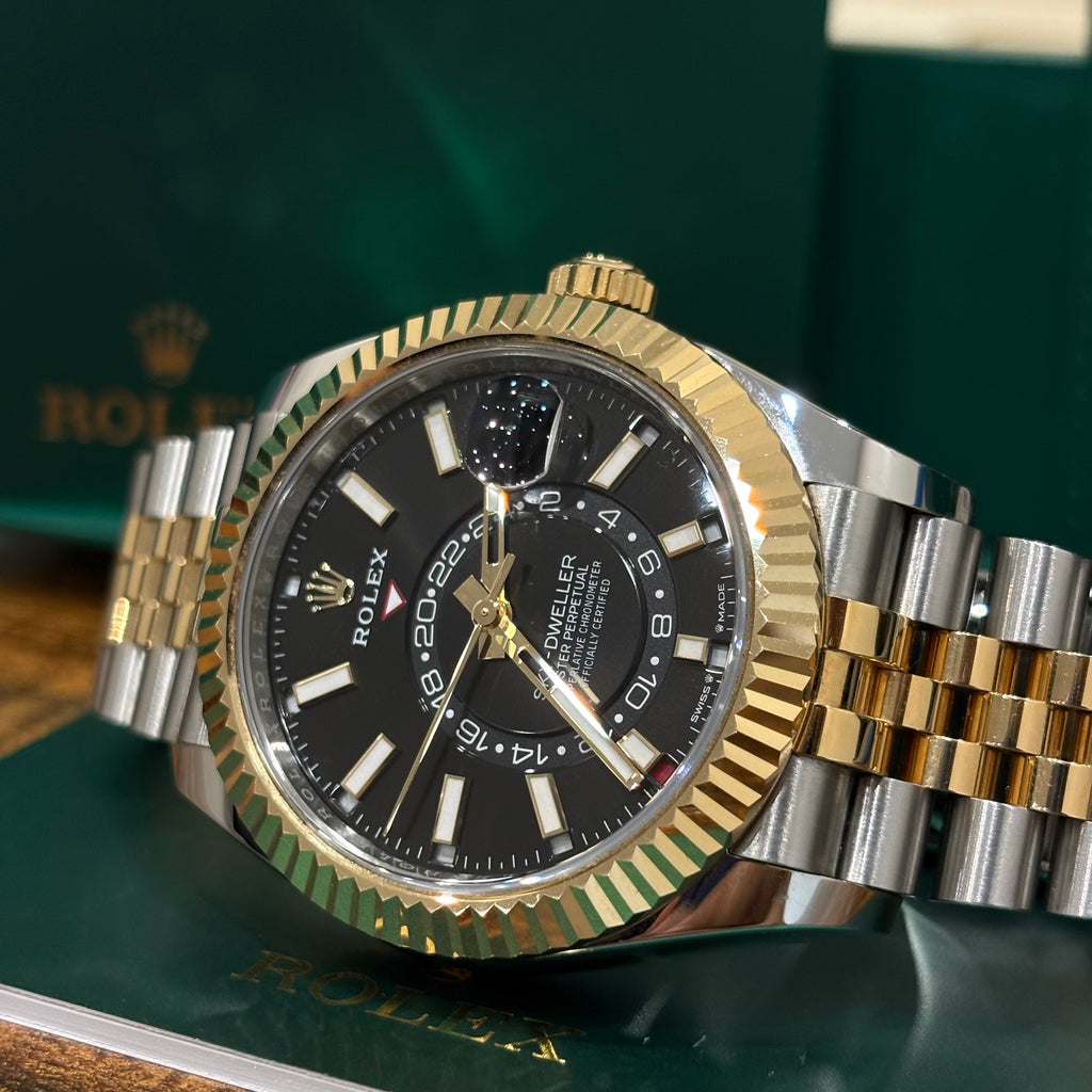 Rolex Sky Dweller 336933 close view of the black dial, month apertures and yellow gold Ring Command bezel