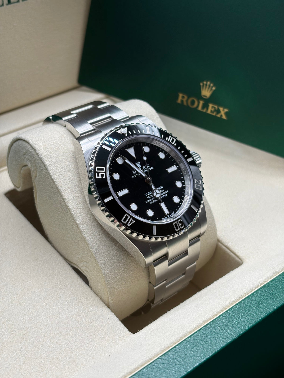 Rolex Submariner 41 left side profile of the Oystersteel case and black ceramic bezel