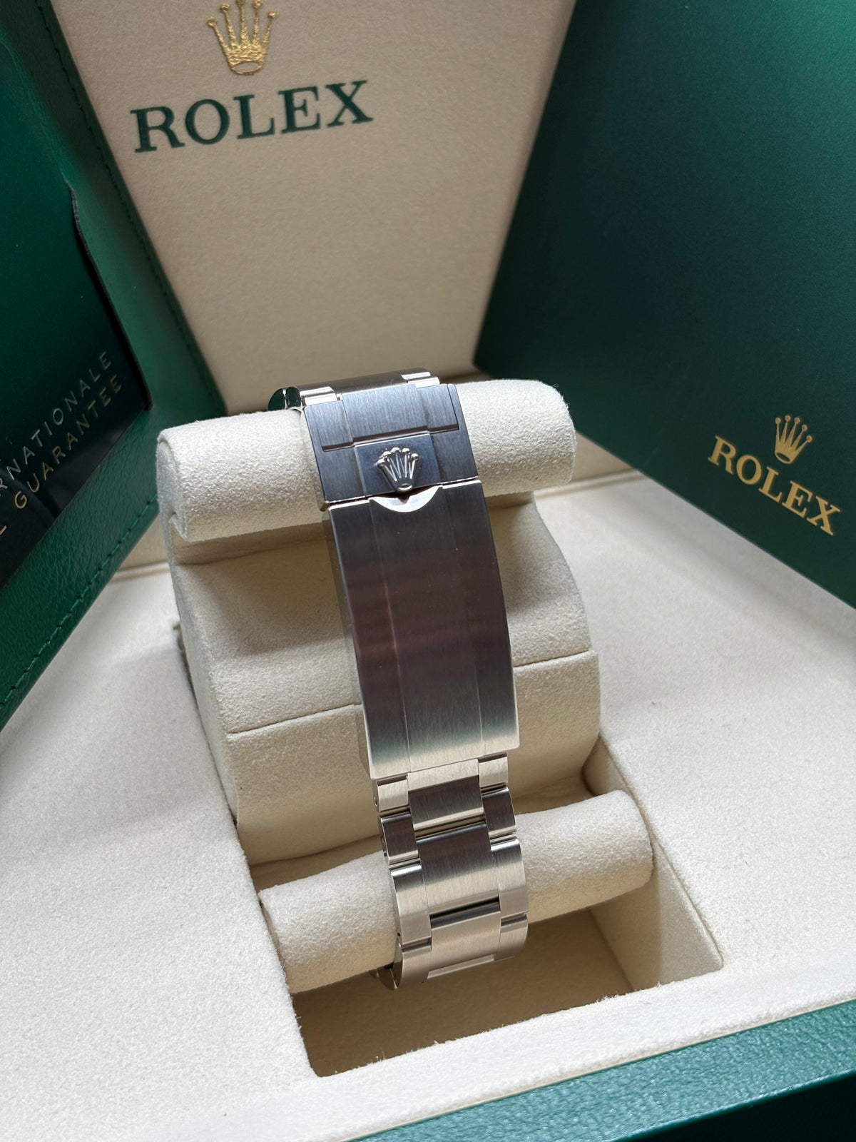 Back view of the Rolex Submariner 41 Oyster bracelet with folding Oysterlock safety clasp and Glidelock extension