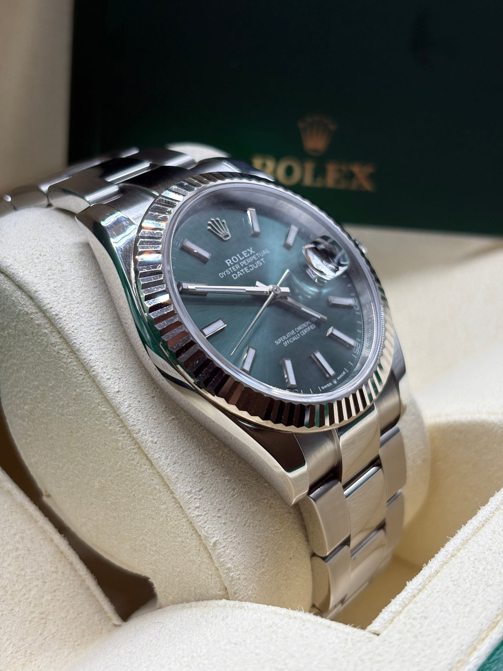 Rolex Datejust 41mm mint green dial left side profile of the Oystersteel case and fluted bezel