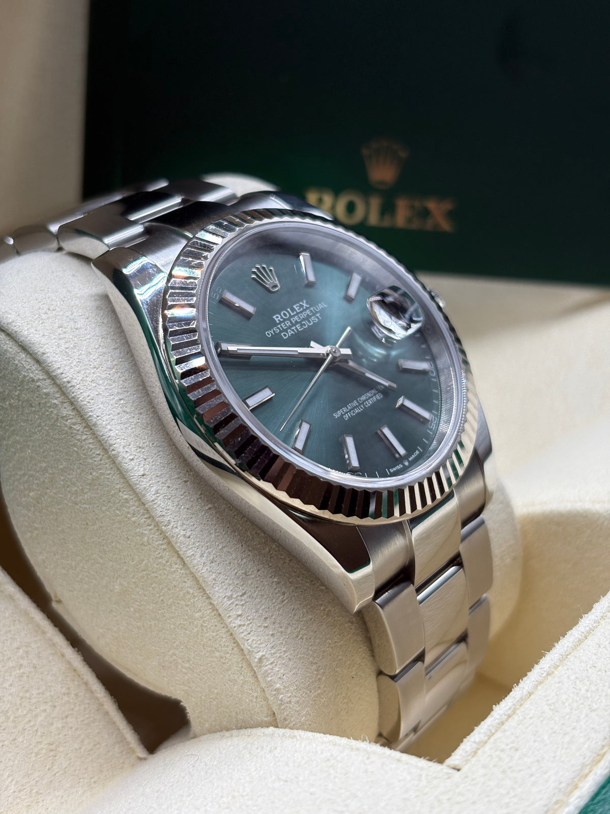 Rolex Datejust 41mm mint green dial left side profile of the Oystersteel case and fluted bezel