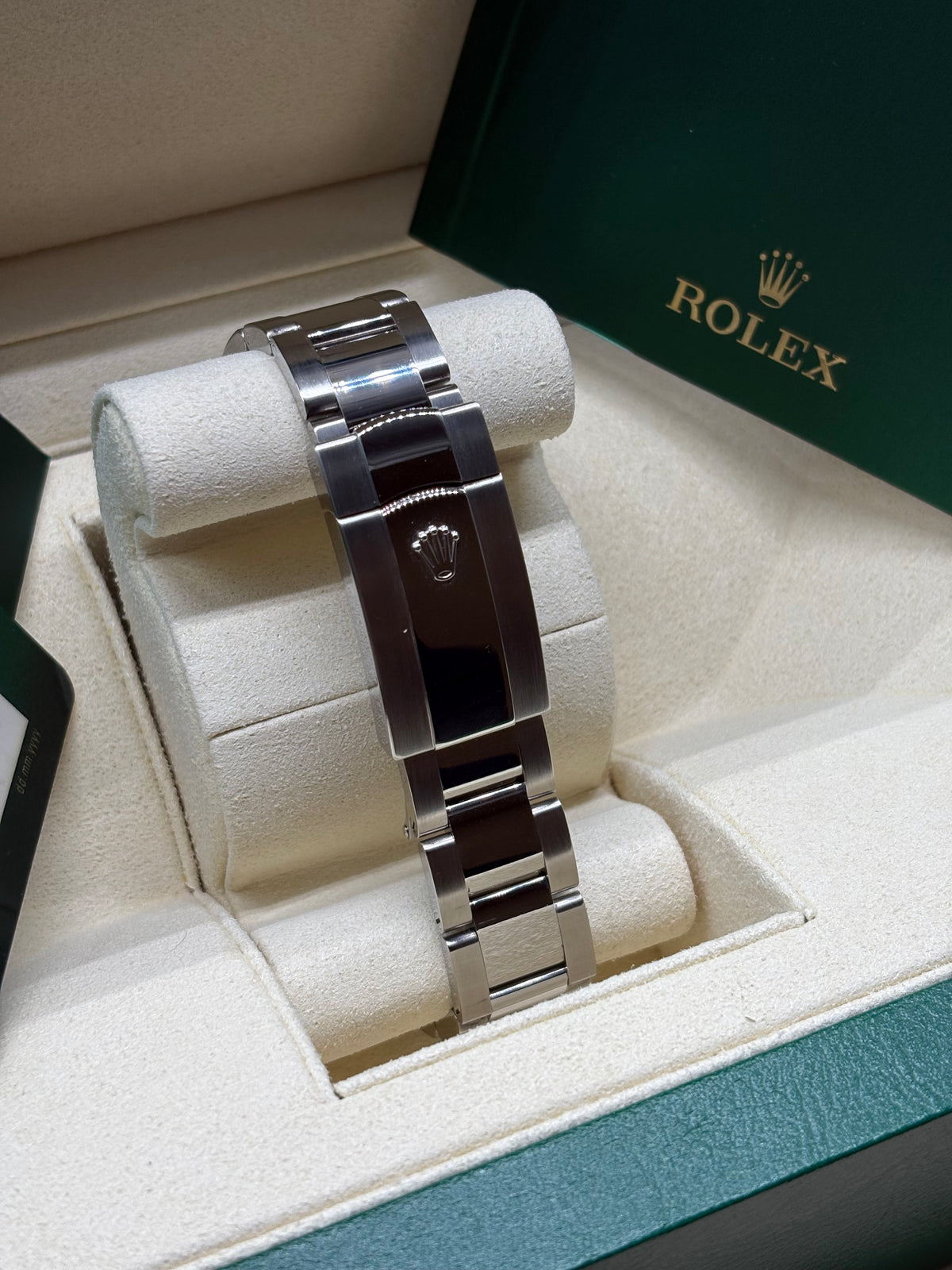 Back view of the Rolex Datejust 41 Oyster bracelet with folding Oysterclasp