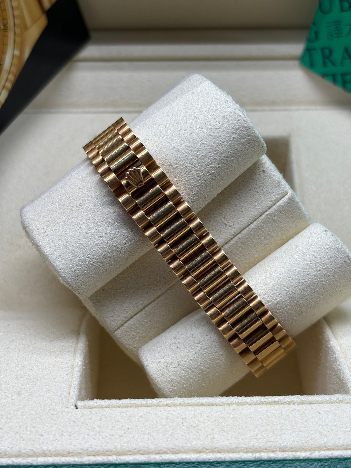 Back view of the Rolex Lady Datejust 26 champagne dial yellow gold President bracelet with concealed Crownclasp