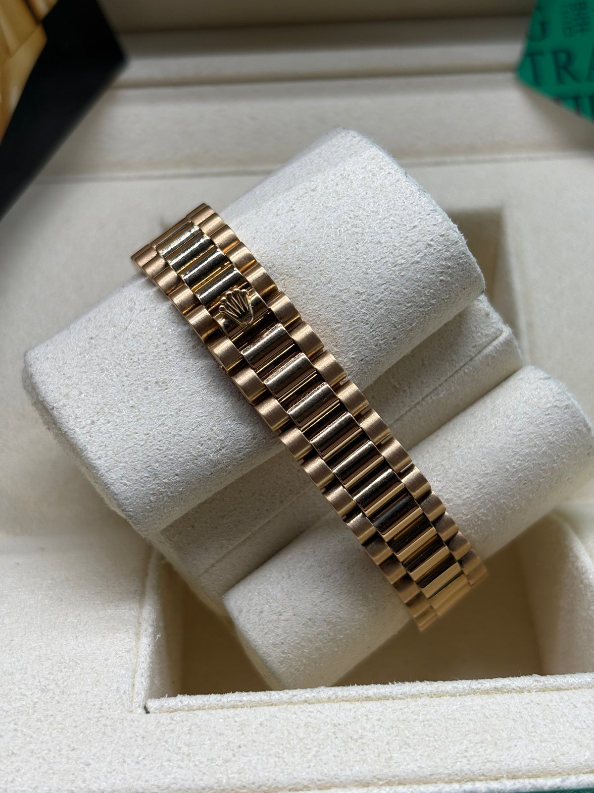 Back view of the Rolex Lady Datejust 26 silver Computer dial 18K yellow gold President bracelet with concealed Crownclasp