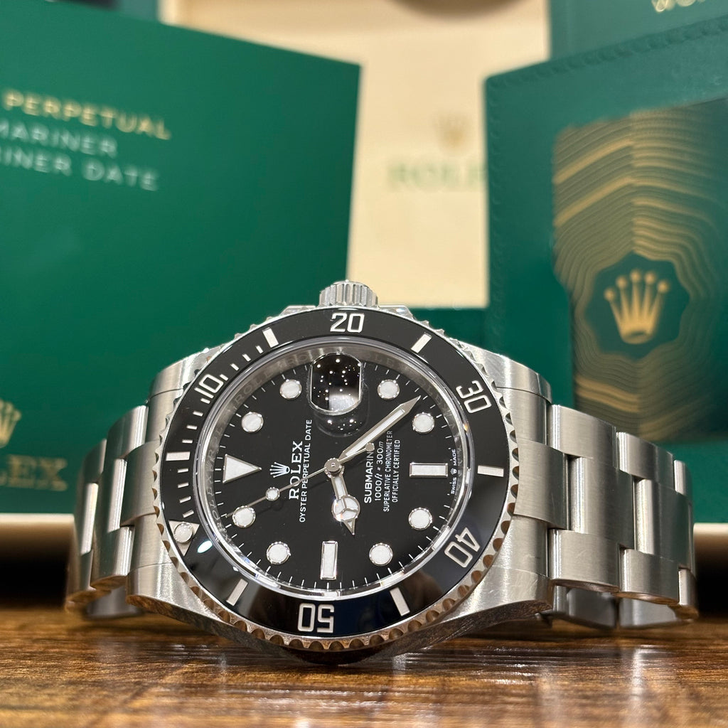 Rolex Submariner 126610LN side on view of the Oystersteel Oyster bracelet