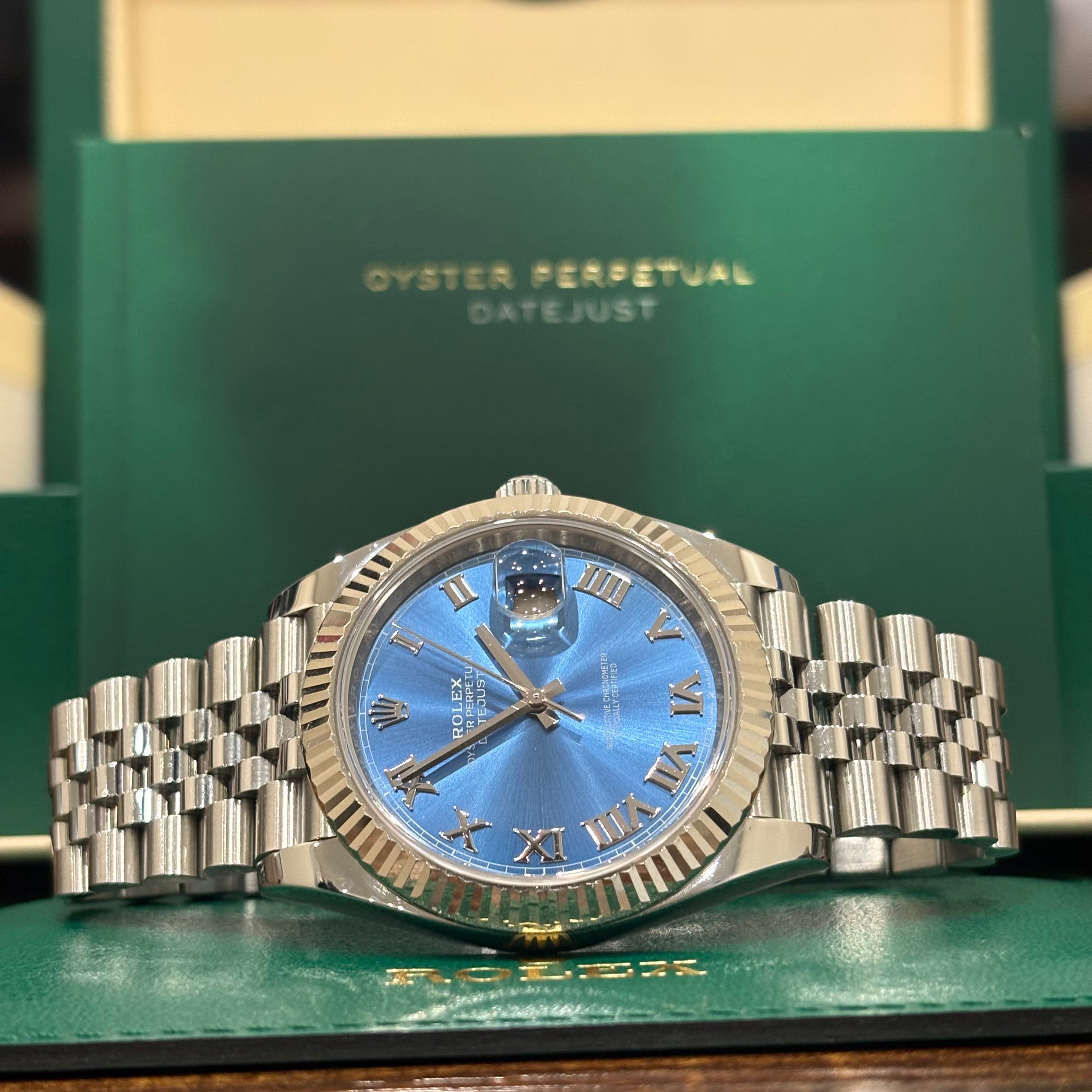 Rolex Datejust 41 Azzurro dial side on view of the fluted bezel and Oystersteel Jubilee bracelet