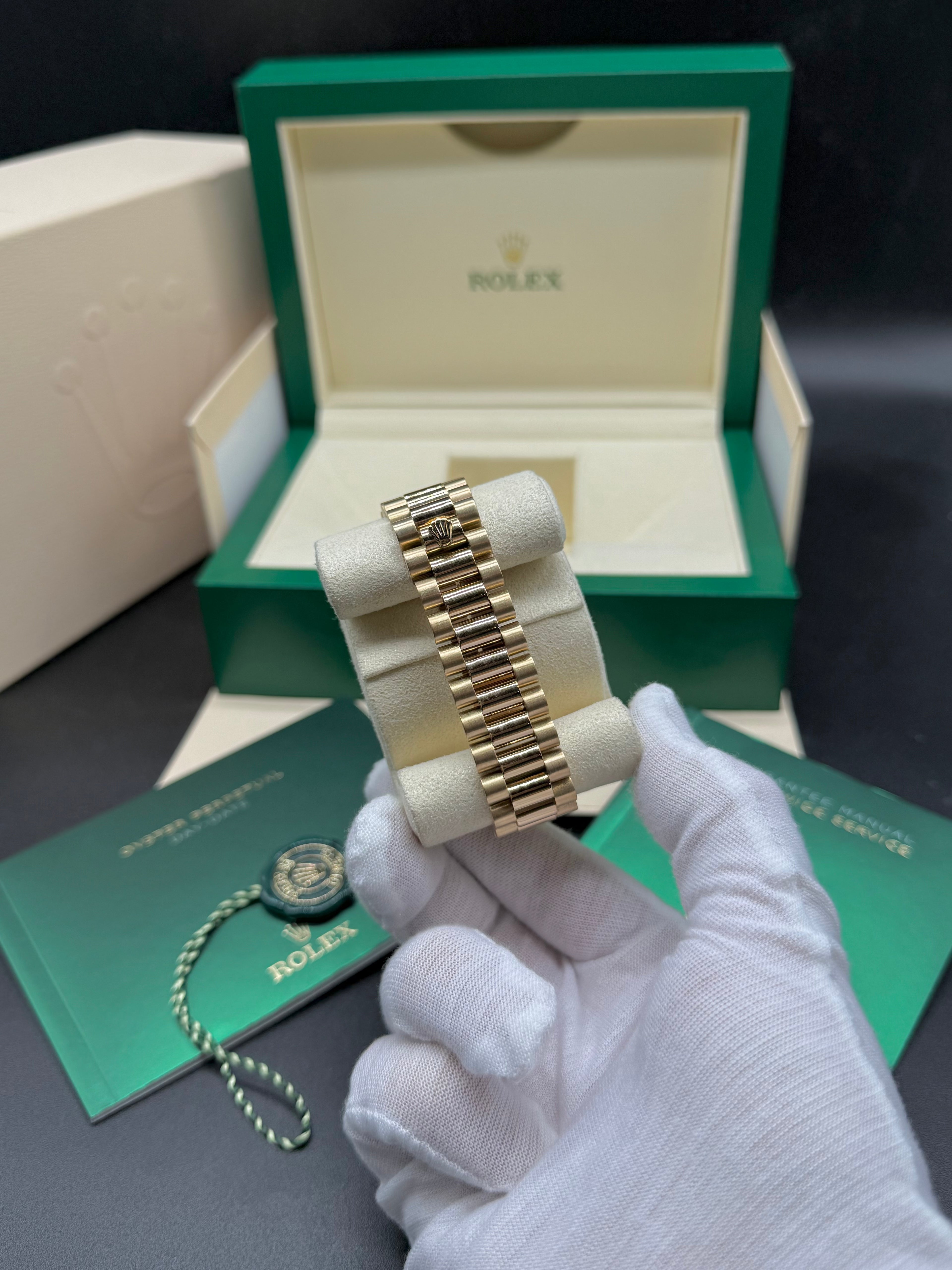 Rolex Day-Date 36mm 18K Yellow Gold Champagne Dial Stick Hour Markers Fluted Bezel President Bracelet