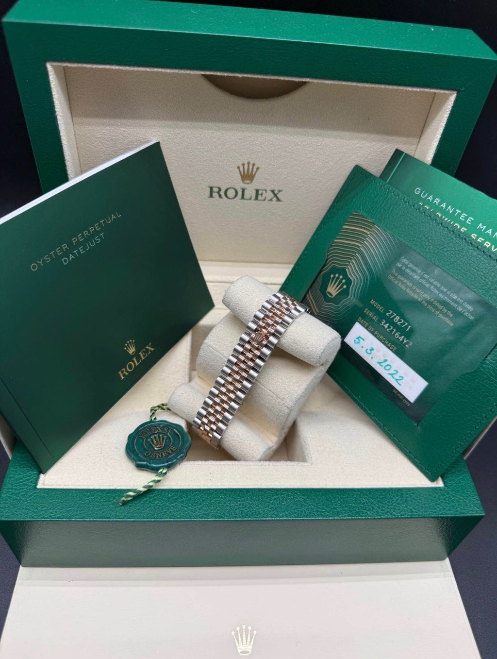 Back view of the Rolex Datejust 31 two tone Everose Jubilee bracelet with Crownclasp in its full set box